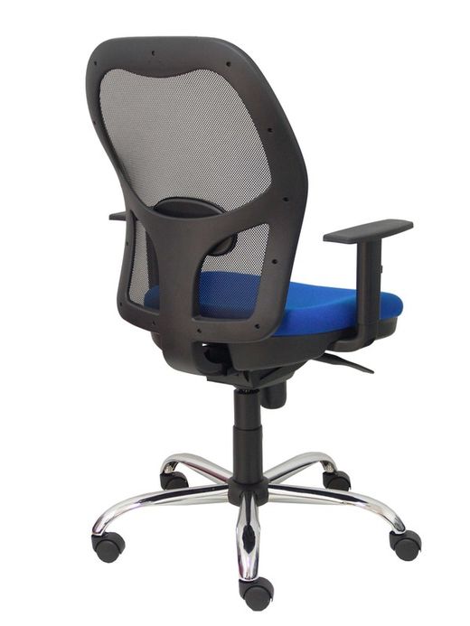 Modelo Jorquera - Silla de oficina ergonómica con mecanismo sincro, brazos regulables y ajustable en altura - Respaldo de malla transpirable en color negro y asiento tapizados en tejido BALI color azul. Base de cinco radios cromada