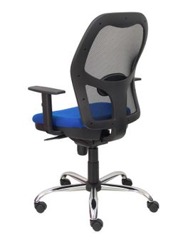 Modelo Jorquera - Silla de oficina ergonómica con mecanismo sincro, brazos regulables y ajustable en altura - Respaldo de malla transpirable en color negro y asiento tapizados en tejido BALI color azul. Base de cinco radios cromada