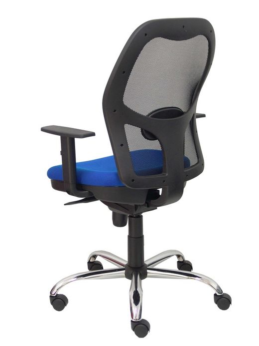 Modelo Jorquera - Silla de oficina ergonómica con mecanismo sincro, brazos regulables y ajustable en altura - Respaldo de malla transpirable en color negro y asiento tapizados en tejido BALI color azul. Base de cinco radios cromada