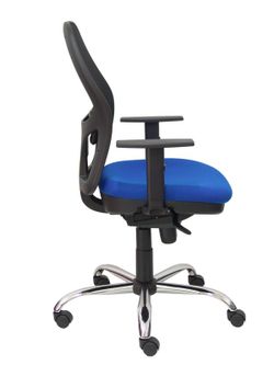 Modelo Jorquera - Silla de oficina ergonómica con mecanismo sincro, brazos regulables y ajustable en altura - Respaldo de malla transpirable en color negro y asiento tapizados en tejido BALI color azul. Base de cinco radios cromada