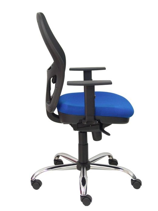 Modelo Jorquera - Silla de oficina ergonómica con mecanismo sincro, brazos regulables y ajustable en altura - Respaldo de malla transpirable en color negro y asiento tapizados en tejido BALI color azul. Base de cinco radios cromada