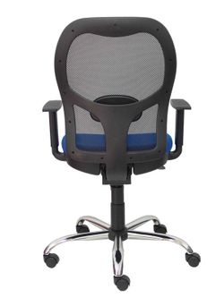 Modelo Jorquera - Silla de oficina ergonómica con mecanismo sincro, brazos regulables y ajustable en altura - Respaldo de malla transpirable en color negro y asiento tapizados en tejido BALI color azul. Base de cinco radios cromada