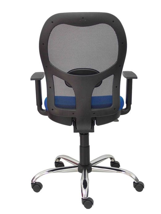 Modelo Jorquera - Silla de oficina ergonómica con mecanismo sincro, brazos regulables y ajustable en altura - Respaldo de malla transpirable en color negro y asiento tapizados en tejido BALI color azul. Base de cinco radios cromada