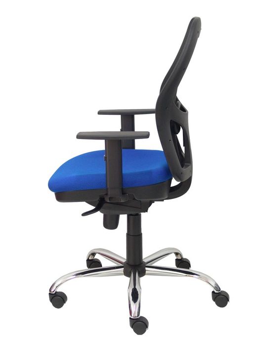 Modelo Jorquera - Silla de oficina ergonómica con mecanismo sincro, brazos regulables y ajustable en altura - Respaldo de malla transpirable en color negro y asiento tapizados en tejido BALI color azul. Base de cinco radios cromada