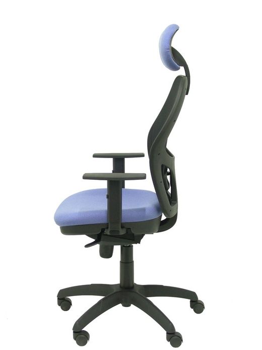 Modelo Jorquera - Silla de oficina ergonómica con mecanismo sincro, brazos regulables y ajustable en altura  Respaldo de malla transpirable en color negro y asiento tapizados en tejido BALI color azul claro (CON CABECERO)