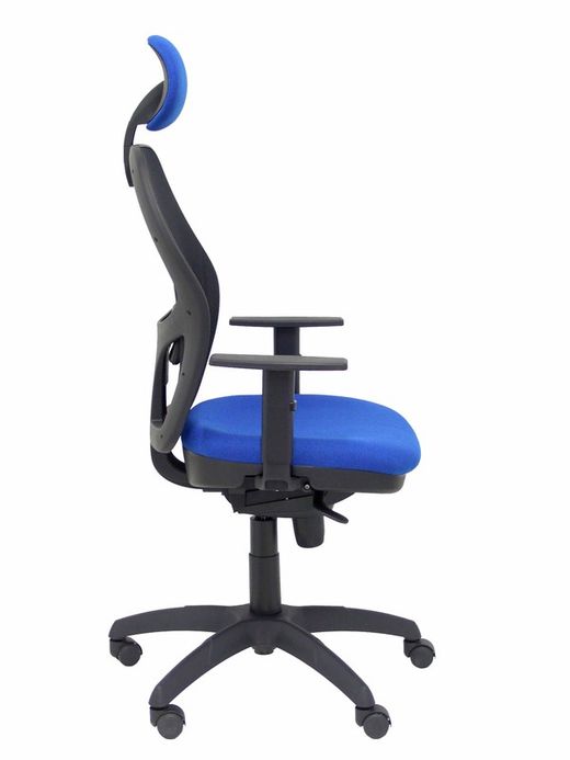 Modelo Jorquera - Silla de oficina ergonómica con mecanismo sincro, brazos regulables y ajustable en altura  Respaldo de malla transpirable en color negro y asiento tapizados en tejido BALI color azul (CON CABECERO)