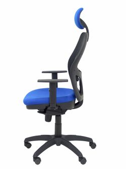 Modelo Jorquera - Silla de oficina ergonómica con mecanismo sincro, brazos regulables y ajustable en altura  Respaldo de malla transpirable en color negro y asiento tapizados en tejido BALI color azul (CON CABECERO)
