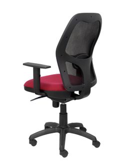 Modelo Jorquera - Silla de oficina ergonómica con mecanismo sincro, brazos regulables y ajustable en altura - Respaldo de malla transpirable en color negro y asiento tapizados en tejido BALI color granate