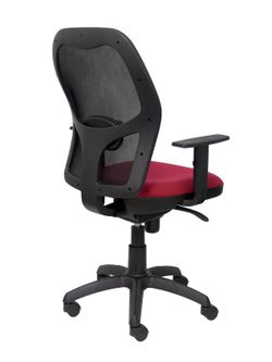 Modelo Jorquera - Silla de oficina ergonómica con mecanismo sincro, brazos regulables y ajustable en altura - Respaldo de malla transpirable en color negro y asiento tapizados en tejido BALI color granate
