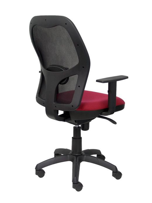 Modelo Jorquera - Silla de oficina ergonómica con mecanismo sincro, brazos regulables y ajustable en altura - Respaldo de malla transpirable en color negro y asiento tapizados en tejido BALI color granate