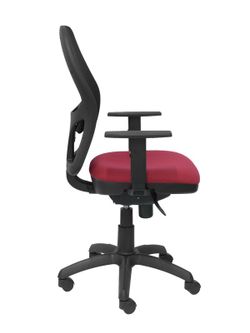 Modelo Jorquera - Silla de oficina ergonómica con mecanismo sincro, brazos regulables y ajustable en altura - Respaldo de malla transpirable en color negro y asiento tapizados en tejido BALI color granate