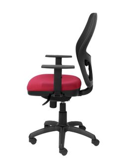 Modelo Jorquera - Silla de oficina ergonómica con mecanismo sincro, brazos regulables y ajustable en altura - Respaldo de malla transpirable en color negro y asiento tapizados en tejido BALI color granate