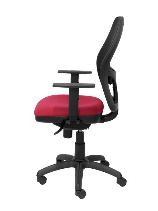 Modelo Jorquera - Silla de oficina ergonómica con mecanismo sincro, brazos regulables y ajustable en altura - Respaldo de malla transpirable en color negro y asiento tapizados en tejido BALI color granate