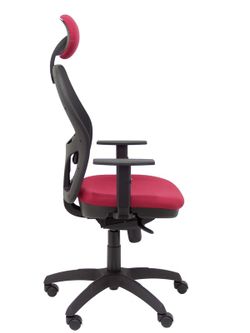Modelo Jorquera - Silla de oficina ergonómica con mecanismo sincro, brazos regulables y ajustable en altura  Respaldo de malla transpirable en color negro y asiento tapizados en tejido BALI color granate (CON CABECERO)
