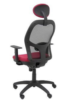 Modelo Jorquera - Silla de oficina ergonómica con mecanismo sincro, brazos regulables y ajustable en altura  Respaldo de malla transpirable en color negro y asiento tapizados en tejido BALI color granate (CON CABECERO)