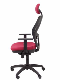 Modelo Jorquera - Silla de oficina ergonómica con mecanismo sincro, brazos regulables y ajustable en altura  Respaldo de malla transpirable en color negro y asiento tapizados en tejido BALI color granate (CON CABECERO)