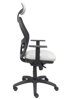 Modelo Jorquera - Silla de oficina ergonómica con mecanismo sincro, brazos regulables y ajustable en altura  Respaldo de malla transpirable en color negro y asiento tapizados en tejido BALI color gris claro (CON CABECERO)