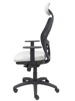 Modelo Jorquera - Silla de oficina ergonómica con mecanismo sincro, brazos regulables y ajustable en altura  Respaldo de malla transpirable en color negro y asiento tapizados en tejido BALI color gris claro (CON CABECERO)