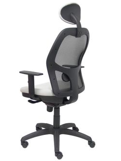 Modelo Jorquera - Silla de oficina ergonómica con mecanismo sincro, brazos regulables y ajustable en altura  Respaldo de malla transpirable en color negro y asiento tapizados en tejido BALI color gris claro (CON CABECERO)