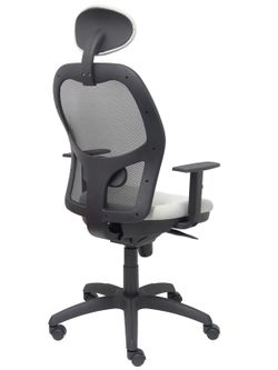 Modelo Jorquera - Silla de oficina ergonómica con mecanismo sincro, brazos regulables y ajustable en altura  Respaldo de malla transpirable en color negro y asiento tapizados en tejido BALI color gris claro (CON CABECERO)