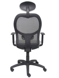 Modelo Jorquera - Silla de oficina ergonómica con mecanismo sincro, brazos regulables y ajustable en altura  Respaldo de malla transpirable en color negro y asiento tapizados en tejido BALI color gris claro (CON CABECERO)