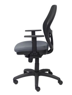 Modelo Jorquera - Silla de oficina ergonómica con mecanismo sincro, brazos regulables y ajustable en altura - Respaldo de malla transpirable en color negro y asiento tapizados en tejido BALI color gris oscuro