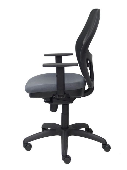 Modelo Jorquera - Silla de oficina ergonómica con mecanismo sincro, brazos regulables y ajustable en altura - Respaldo de malla transpirable en color negro y asiento tapizados en tejido BALI color gris oscuro