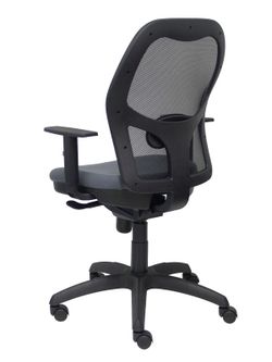 Modelo Jorquera - Silla de oficina ergonómica con mecanismo sincro, brazos regulables y ajustable en altura - Respaldo de malla transpirable en color negro y asiento tapizados en tejido BALI color gris oscuro
