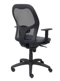 Modelo Jorquera - Silla de oficina ergonómica con mecanismo sincro, brazos regulables y ajustable en altura - Respaldo de malla transpirable en color negro y asiento tapizados en tejido BALI color gris oscuro