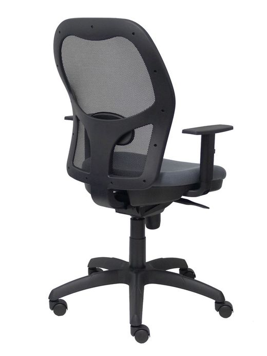 Modelo Jorquera - Silla de oficina ergonómica con mecanismo sincro, brazos regulables y ajustable en altura - Respaldo de malla transpirable en color negro y asiento tapizados en tejido BALI color gris oscuro