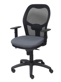 Modelo Jorquera - Silla de oficina ergonómica con mecanismo sincro, brazos regulables y ajustable en altura - Respaldo de malla transpirable en color negro y asiento tapizados en tejido BALI color gris oscuro