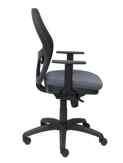 Modelo Jorquera - Silla de oficina ergonómica con mecanismo sincro, brazos regulables y ajustable en altura - Respaldo de malla transpirable en color negro y asiento tapizados en tejido BALI color gris oscuro