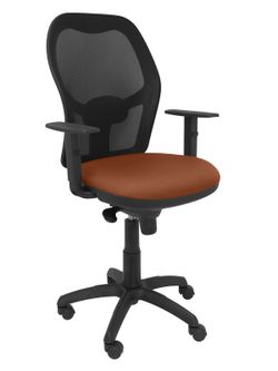 Modelo Jorquera - Silla de oficina ergonómica con mecanismo sincro, brazos regulables y ajustable en altura - Respaldo de malla transpirable en color negro y asiento tapizados en tejido BALI color marrón