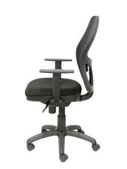 Modelo Jorquera - Silla de oficina ergonómica con mecanismo sincro, brazos regulables y ajustable en altura - Respaldo de malla transpirable en color negro y asiento tapizados en tejido BALI color negro