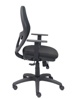 Modelo Jorquera - Silla de oficina ergonómica con mecanismo sincro, brazos regulables y ajustable en altura - Respaldo de malla transpirable en color negro y asiento tapizados en tejido BALI color negro (INCLUYE TRASLAK EN EL ASIENTO)