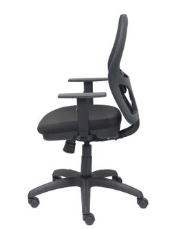 Modelo Jorquera - Silla de oficina ergonómica con mecanismo sincro, brazos regulables y ajustable en altura - Respaldo de malla transpirable en color negro y asiento tapizados en tejido BALI color negro (INCLUYE TRASLAK EN EL ASIENTO)