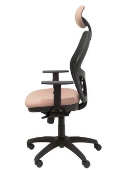 Modelo Jorquera - Silla de oficina ergonómica con mecanismo sincro, brazos regulables y ajustable en altura  Respaldo de malla transpirable en color negro y asiento tapizados en tejido BALI color rosa pálido (CON CABECERO)