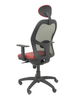 Modelo Jorquera - Silla de oficina ergonómica con mecanismo sincro, brazos regulables y ajustable en altura  Respaldo de malla transpirable en color negro y asiento tapizados en tejido SIMILPIEL color granate (CON CABECERO)