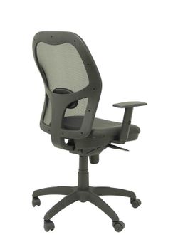 Modelo Jorquera - Silla de oficina ergonómica con mecanismo sincro, brazos regulables y ajustable en altura  Respaldo de malla transpirable en color negro y asiento tapizados en tejido SIMILPIEL color negro