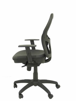 Modelo Jorquera - Silla de oficina ergonómica con mecanismo sincro, brazos regulables y ajustable en altura  Respaldo de malla transpirable en color negro y asiento tapizados en tejido SIMILPIEL color negro