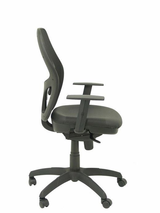 Modelo Jorquera - Silla de oficina ergonómica con mecanismo sincro, brazos regulables y ajustable en altura  Respaldo de malla transpirable en color negro y asiento tapizados en tejido SIMILPIEL color negro