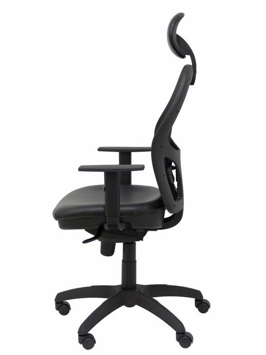 Modelo Jorquera - Silla de oficina ergonómica con mecanismo sincro, brazos regulables y ajustable en altura  Respaldo de malla transpirable en color negro y asiento tapizados en tejido SIMILPIEL color negro (CON CABECERO)