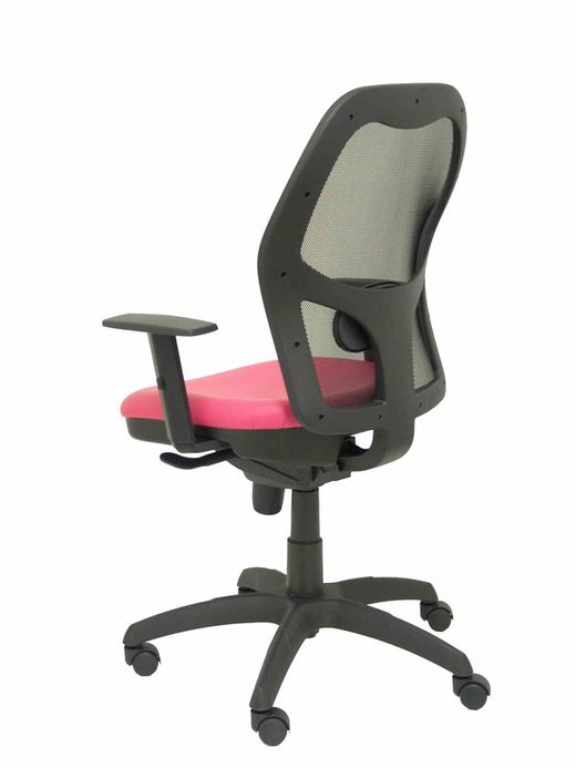 Modelo Jorquera - Silla de oficina ergonómica con mecanismo sincro, brazos regulables y ajustable en altura  Respaldo de malla transpirable en color negro y asiento tapizados en tejido SIMILPIEL color rosa.