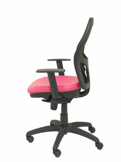 Modelo Jorquera - Silla de oficina ergonómica con mecanismo sincro, brazos regulables y ajustable en altura  Respaldo de malla transpirable en color negro y asiento tapizados en tejido SIMILPIEL color rosa.
