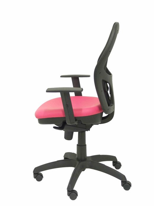 Modelo Jorquera - Silla de oficina ergonómica con mecanismo sincro, brazos regulables y ajustable en altura  Respaldo de malla transpirable en color negro y asiento tapizados en tejido SIMILPIEL color rosa.