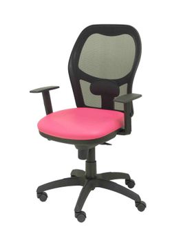 Modelo Jorquera - Silla de oficina ergonómica con mecanismo sincro, brazos regulables y ajustable en altura  Respaldo de malla transpirable en color negro y asiento tapizados en tejido SIMILPIEL color rosa.