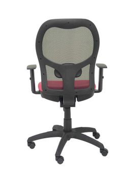 Modelo Jorquera - Silla de oficina ergonómica con mecanismo sincro, brazos regulables y ajustable en altura  Respaldo de malla transpirable en color negro y asiento tapizados en tejido SIMILPIEL color rosa.