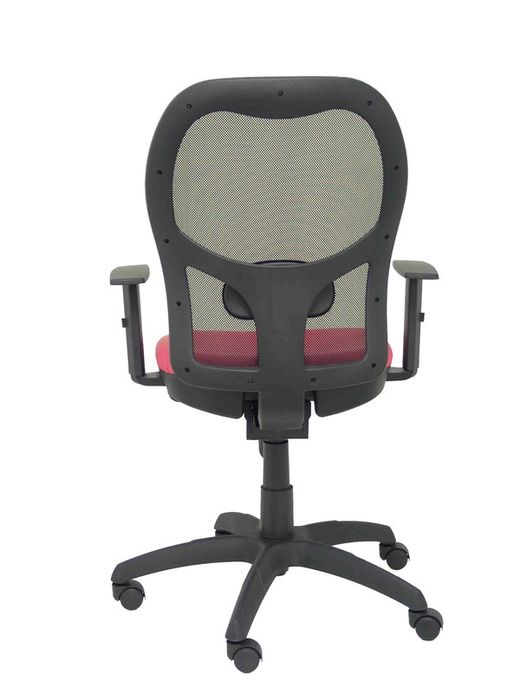 Modelo Jorquera - Silla de oficina ergonómica con mecanismo sincro, brazos regulables y ajustable en altura  Respaldo de malla transpirable en color negro y asiento tapizados en tejido SIMILPIEL color rosa.