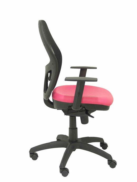 Modelo Jorquera - Silla de oficina ergonómica con mecanismo sincro, brazos regulables y ajustable en altura  Respaldo de malla transpirable en color negro y asiento tapizados en tejido SIMILPIEL color rosa.