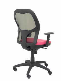 Modelo Jorquera - Silla de oficina ergonómica con mecanismo sincro, brazos regulables y ajustable en altura  Respaldo de malla transpirable en color negro y asiento tapizados en tejido SIMILPIEL color rosa.